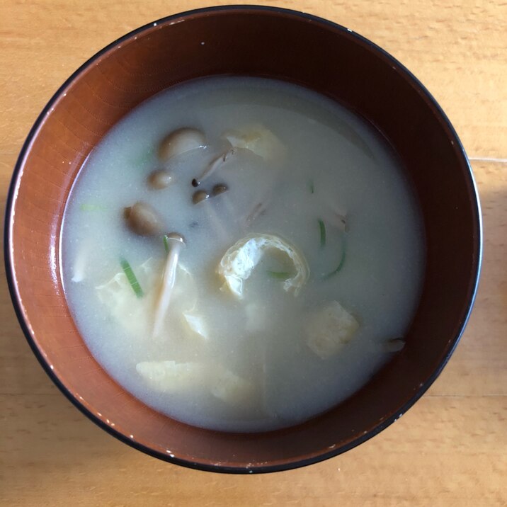 しめじと油揚げの味噌汁